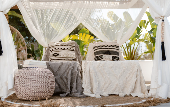 Stoelen onder een klamboe